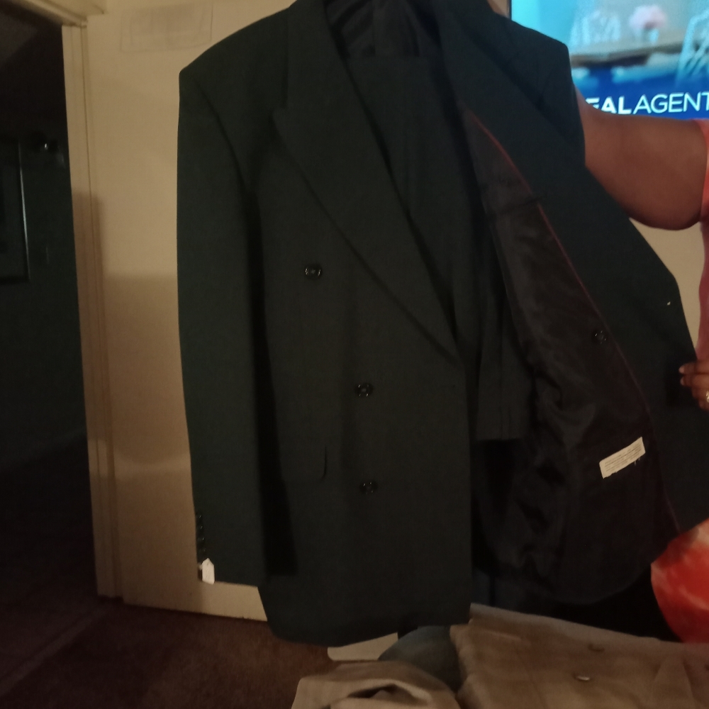 Suits - Picture 3 of 4